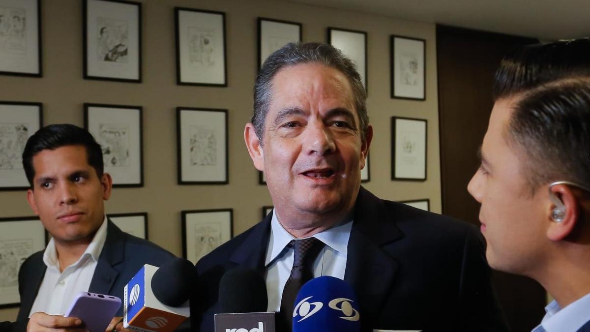 Gerán Vargas Lleras rompiendo su columna en el tiempo