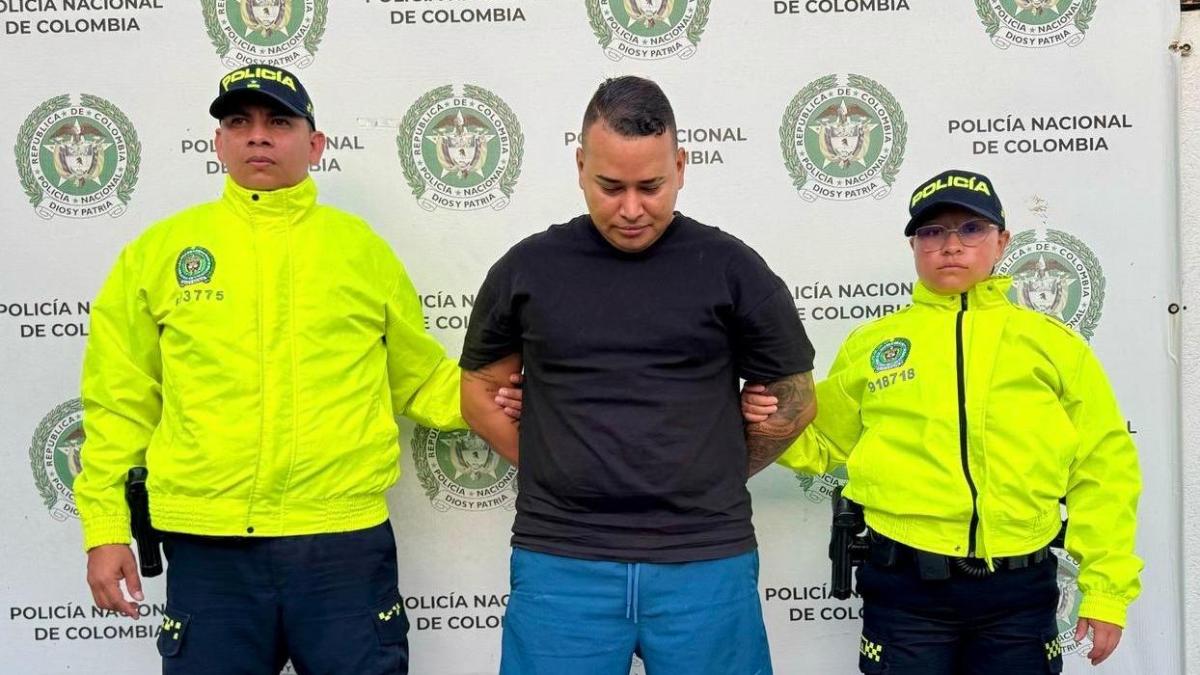 Líder de Costaros con un interpol rojo azul
