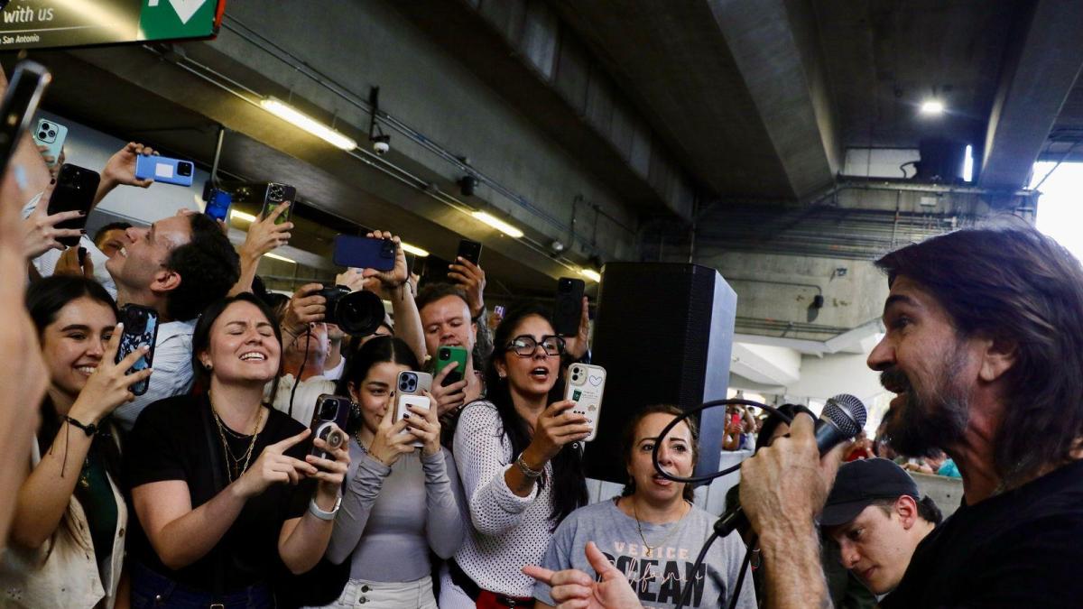 Juans sorprendió al canto “One Night With You” en Medellín Metro