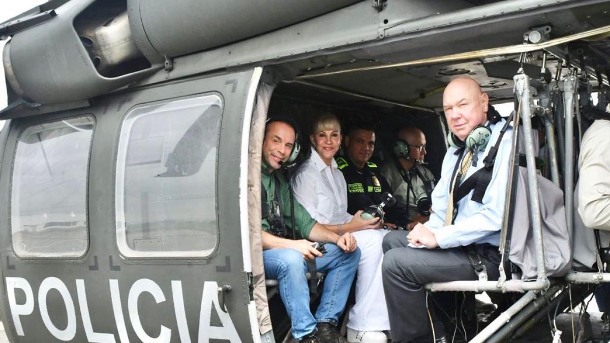 Autoridades ante el embajador de los Estados Unidos (E); Voló sobre farallones