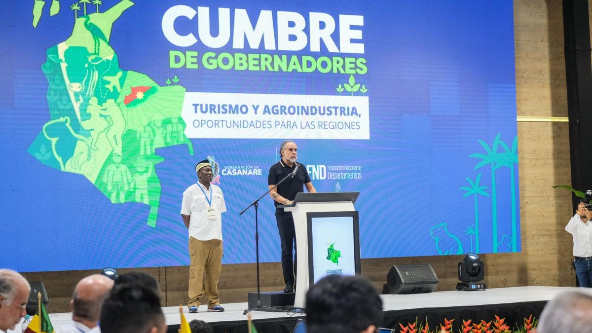 El ministro Armando Benedetti respondió críticas después de hablar sobre los “detalles” del presidente Petro.