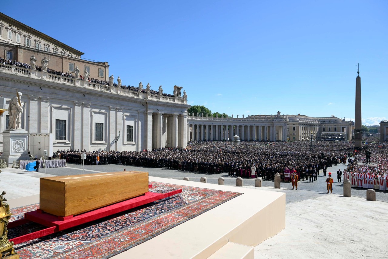Más de 200,000 personas participaron en el funeral del Papa Francisco