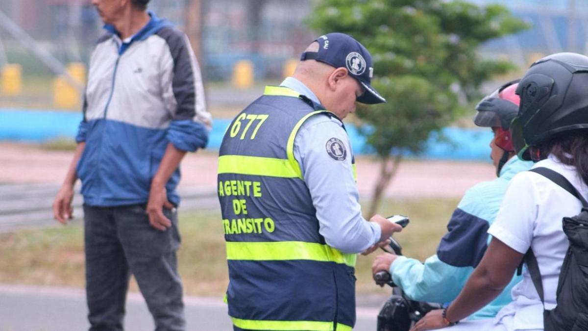 Rechazan la agresión de los motociclistas contra el agente de tránsito: lo golpearía con un casco