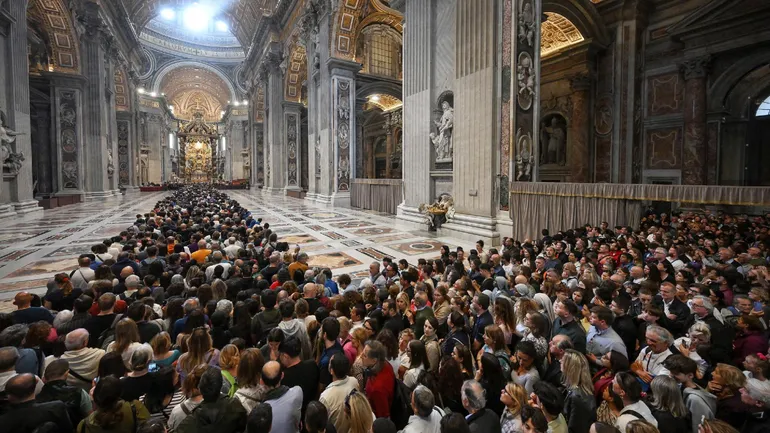 Casi 50,000 personas se han despedido del Papa Francisco en la Basílica de San Pedro