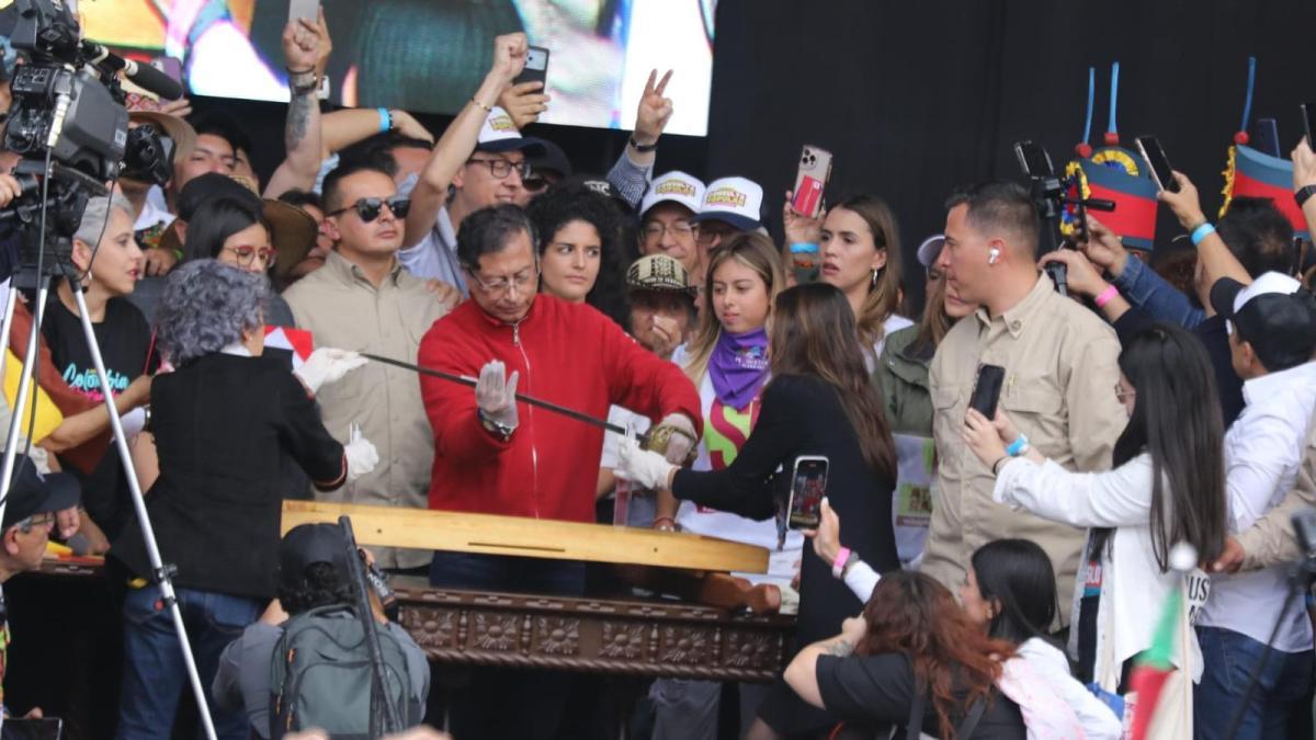 Cargado de simbólicos y de presión sobre el parlamento, este fue el discurso del presidente Petro en consulta sobre consulta