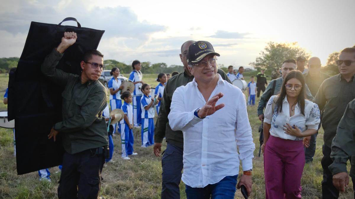 El presidente Petro ordenó a la policía que encontrara a los autores del asesinato del pacto militar en Miranda, Cauca