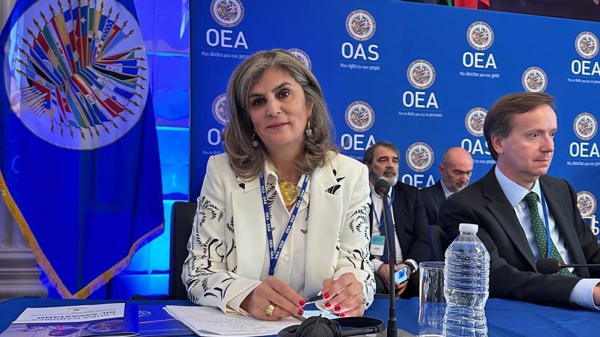 Detrás de las cámaras de campaña para la elección de Laura Gil como la primera secretaria asistente OAS