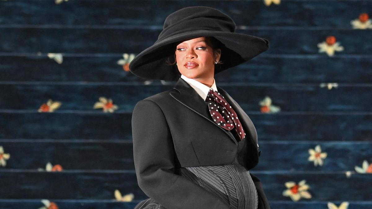<p>Here’s a version with synonyms: <strong>La vocalista Rihanna impactó en el Met Gala 2025 anunciando su tercer embarazo: estas son las imágenes.</strong></p>