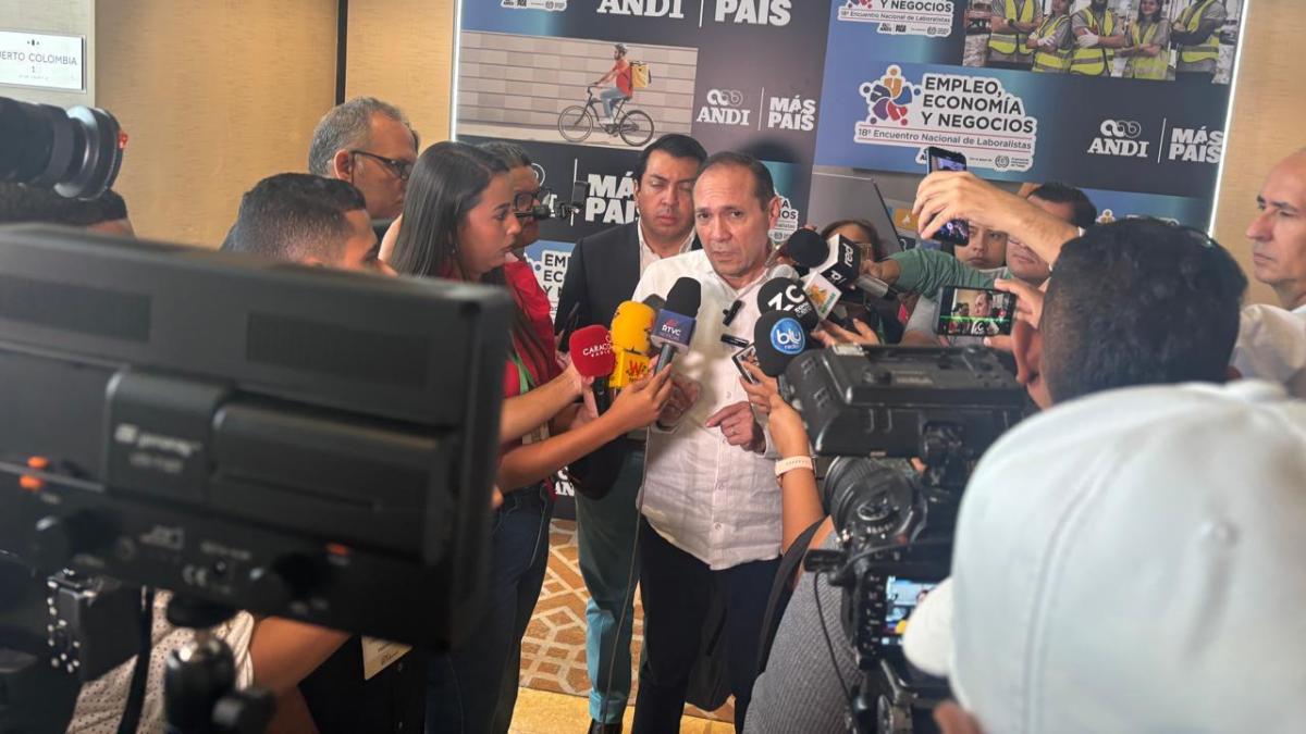 El ministro Sanguino condena a las “maniobras de Cepleda perversa para bloquear la reforma del trabajo y las consultas universales
