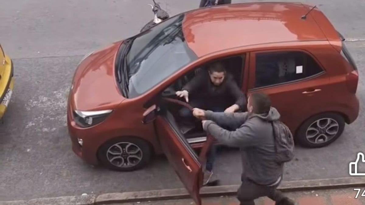 Rechazan la brutal paliza de un motociclista contra un conductor de automóvil en la hierba, aparentemente de burla

 – En la mira