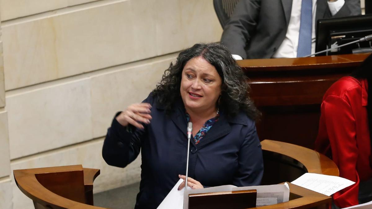 Angelica Lozano ya nombró oradores para su tercer debate