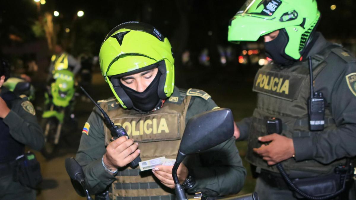 Cayó al adolescente para tener cuidado con un arma de fuego contra el hombre y su hija de 2 años

 – En la mira