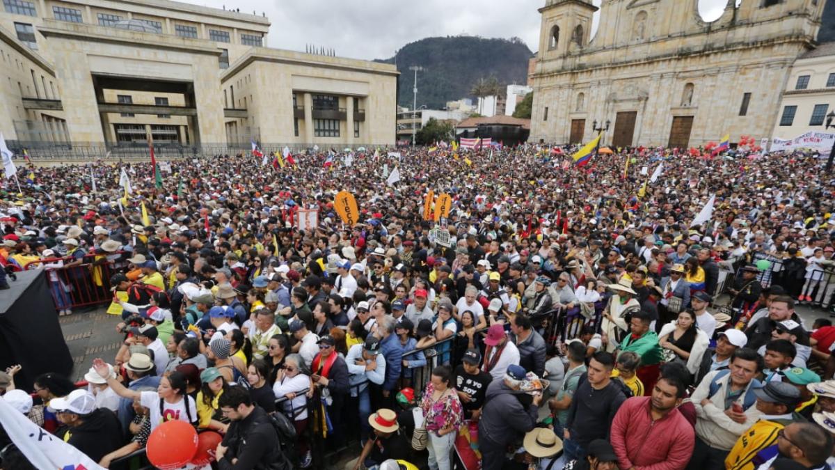 Con ataques y presión sobre el parlamento, el presidente Petro anunció una consulta popular sobre el día laboral