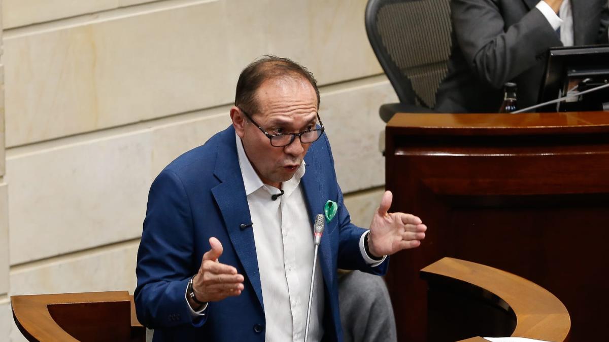 El Ministro de Trabajo, Antonio Sanguino, plantea una “huelga general” después de hundirse en una consulta popular
