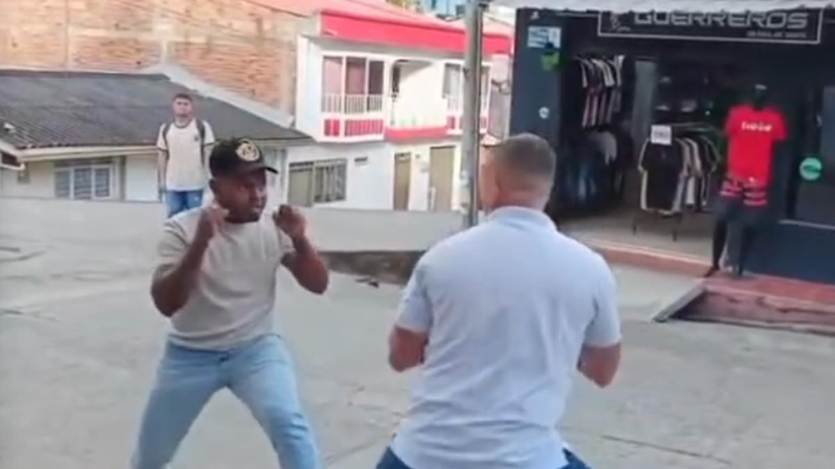 El concejal y funcionario de la oficina del alcalde de El Patía, Cauca, se entrelazó en los golpes de la calle.