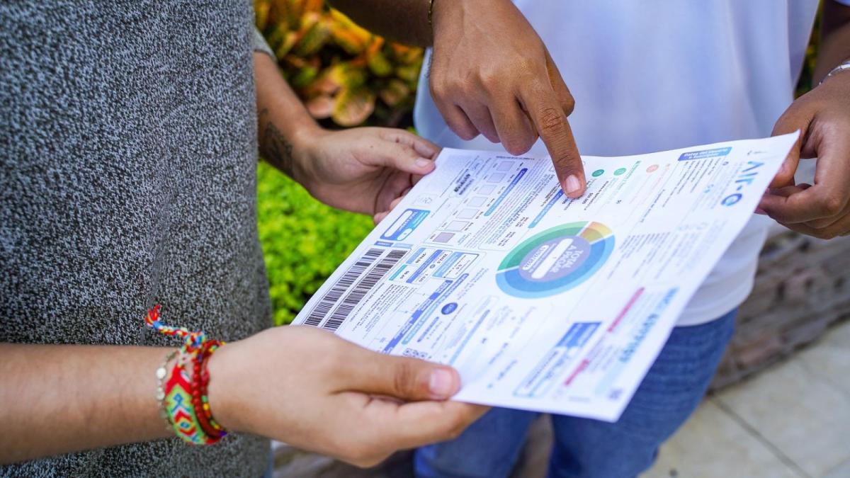 El gobierno amenaza las acusaciones de coerción, y el diputado condena la falta de gestión