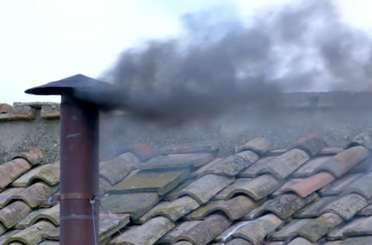 Humo negro: el mundo católico todavía no tiene papa