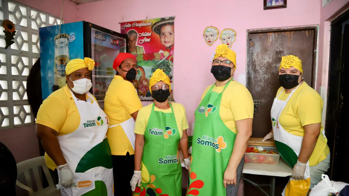 Heroínas anónimas detrás del comedor de la comunidad de Barranquilla