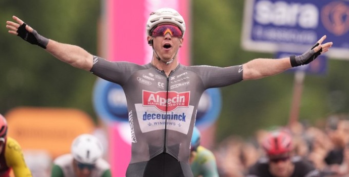 Kaden Groves gana la sexta etapa del sprint italiano en el sprint