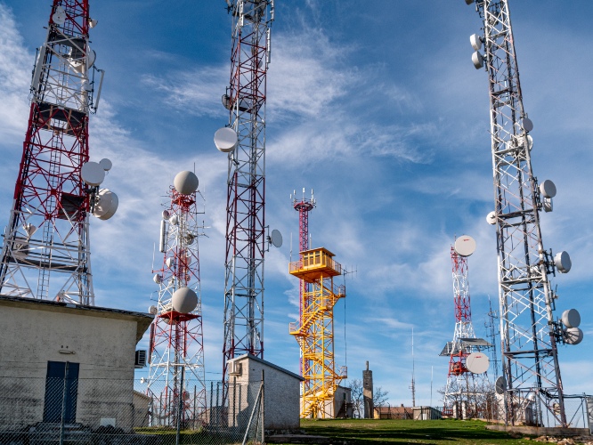 <p>Here’s a revised version of the title with synonyms:</p>
<p><strong>Los datos: el motor estratégico que activa la nueva era de las telecomunicaciones – </strong></p>