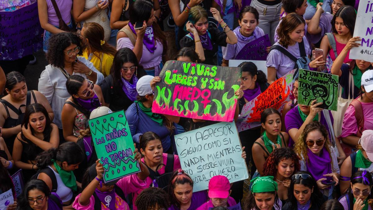 Un brutal ataque de pandillas contra una mujer en Puerto Tyada, al norte de Cauca: transmitido en vivo