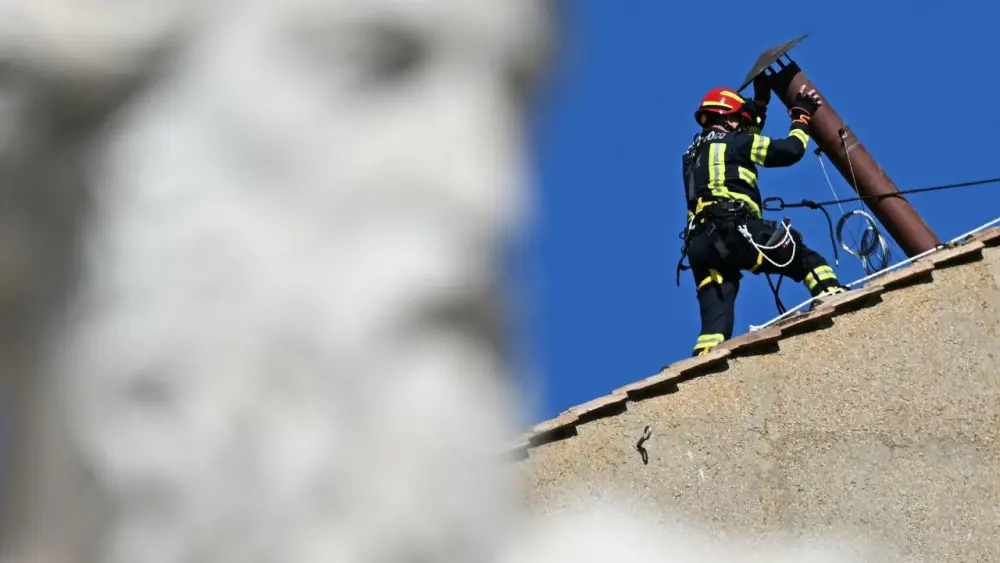El Vaticano instaló la chimenea en la Capilla Sixtiniana para señales de humo en el Konklaven