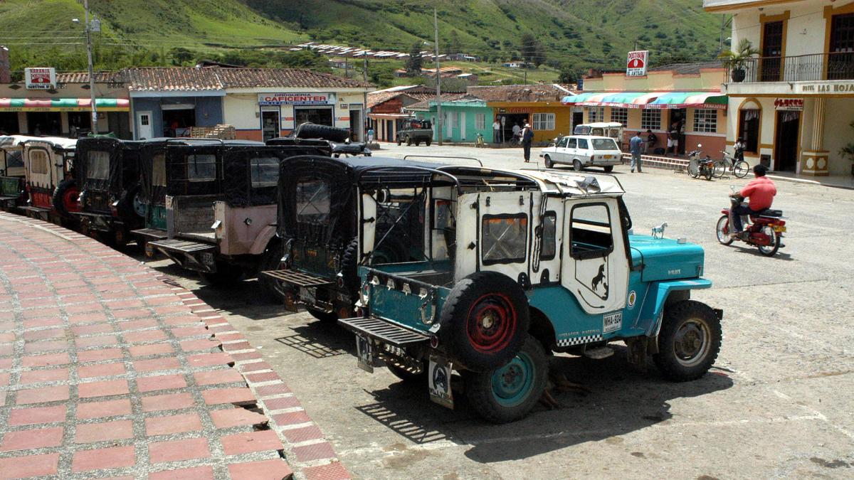 Los hombres armados viajarían alrededor de la comuna en diez motocicletas e intimidarían a los compradores

 – En la mira