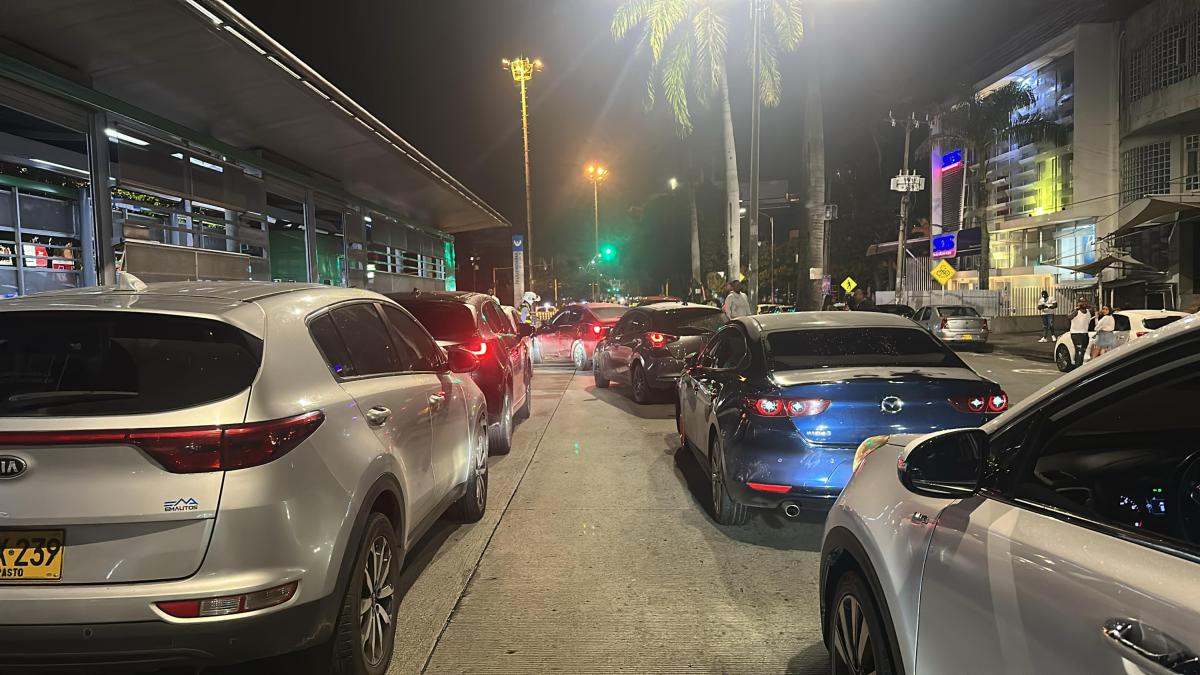 Multas para propietarios de más de 60 autos por estacionarlos en mi carril exclusivo mientras había rumba

 – En la mira