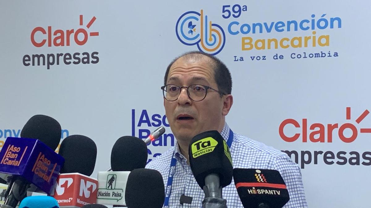 Francisco Barbosa, un ex general de la nación, anuncia oficialmente que buscará una presidencia en 2026.

 – En la mira