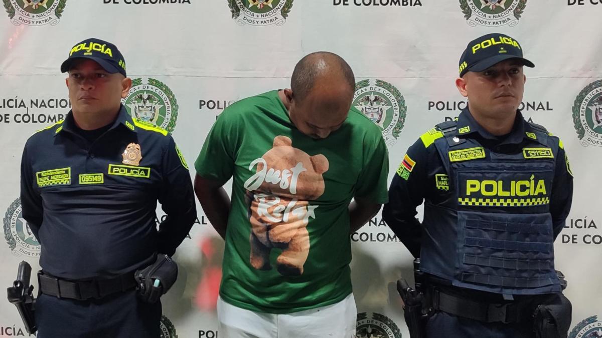¡Escandaloso! Capturan en Manatí, Atlantic, un hombre que trajo a sus dos hijas más pequeñas machete

 – En la mira