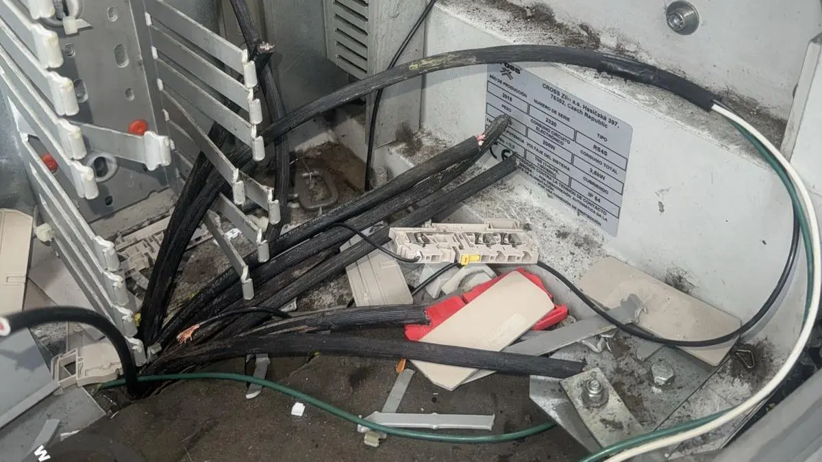 Destruyeron equipos especializados y robaron el cableado

 – En la mira