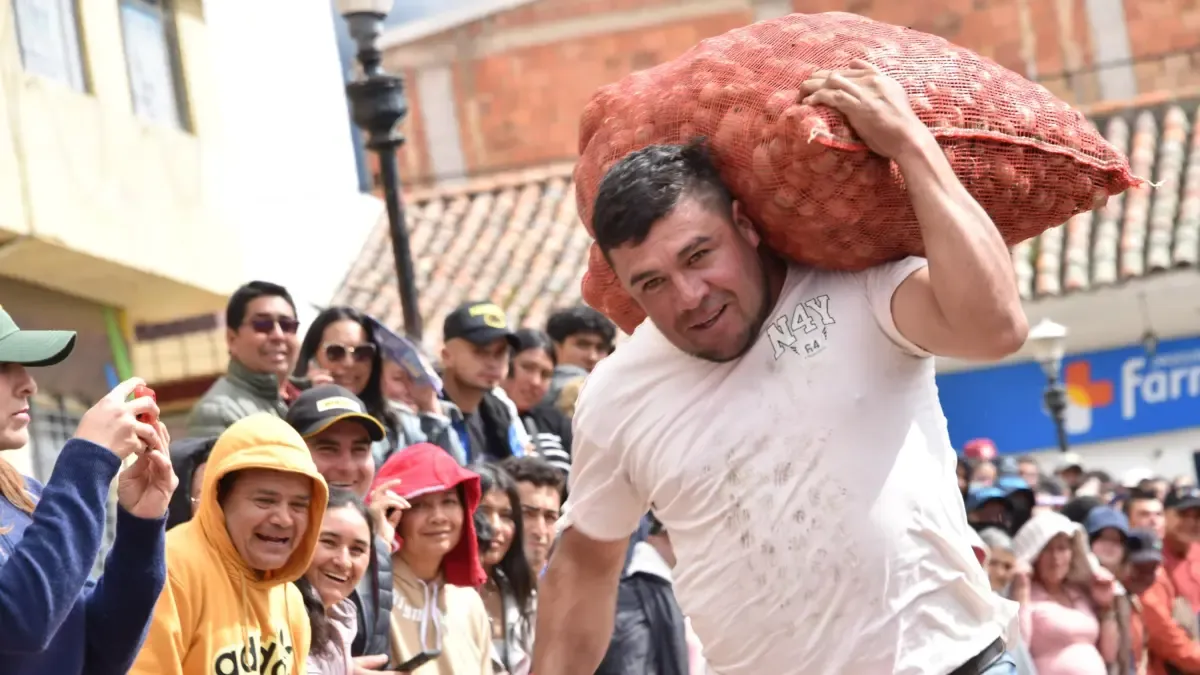 Campesinos en Samacá, Boyacá, celebran su día, compitiendo en una carrera con un trozo de papas

 – En la mira