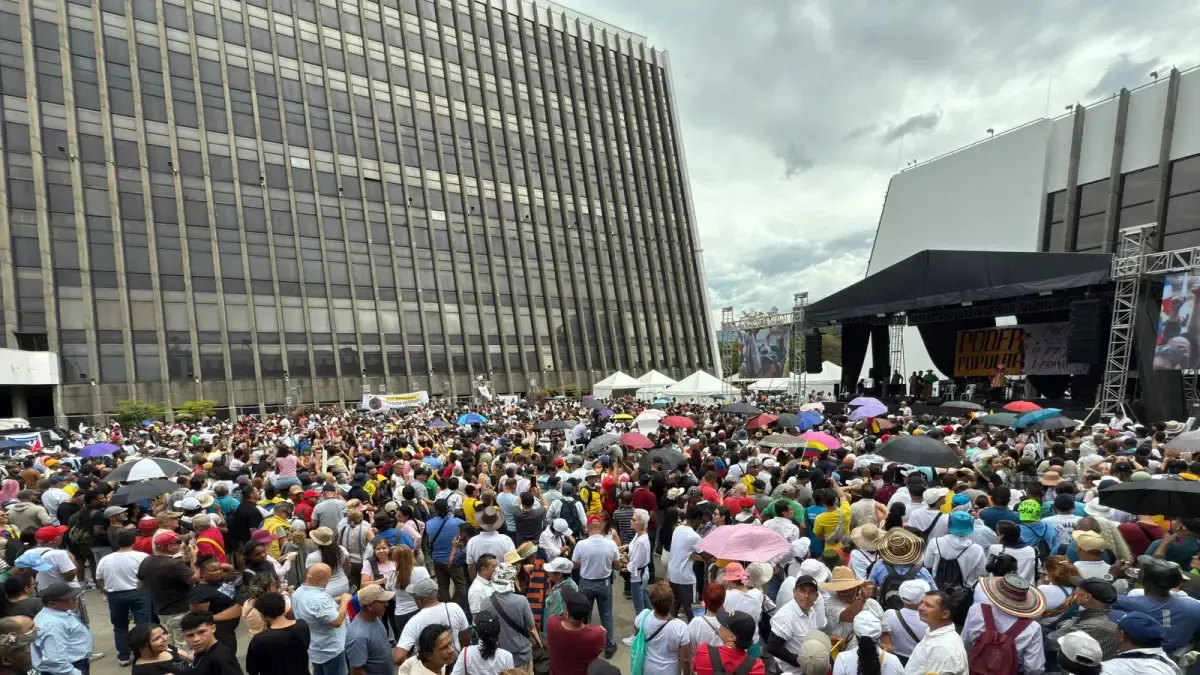 Esta es la atmósfera en el Alpujarr, en Medellín, para el evento de la paz del presidente de la ciudad, Gustavo Petro,

 – En la mira