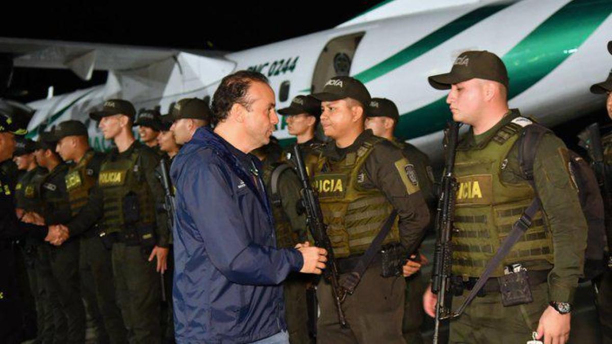 Alejandro Eder, después de recibir 100 policías

 – En la mira