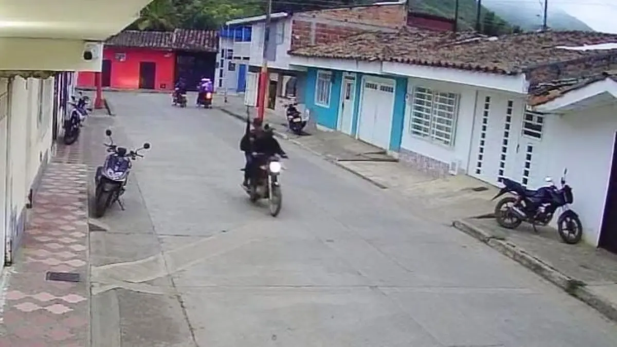 Buscan hombres armados después de intentar atacar a la policía con tierra y aire

 – En la mira