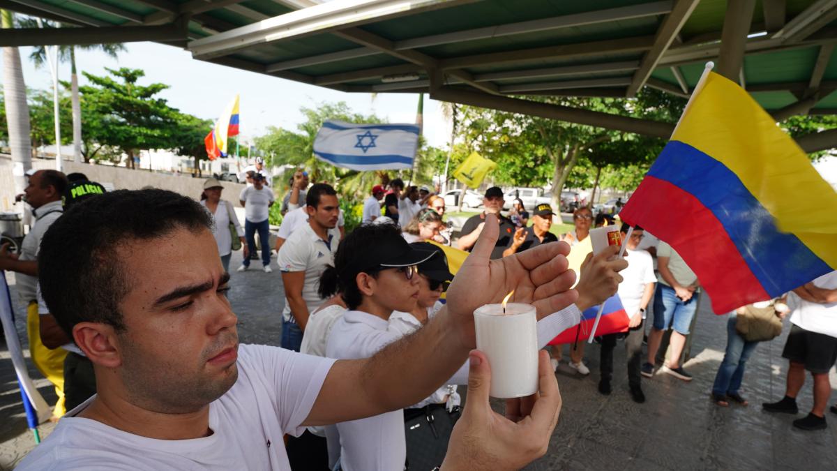 Con plántulas, escrituras y oraciones, las ciudades están llorando por la salud de Miguel Uribe: piden paz

 – En la mira