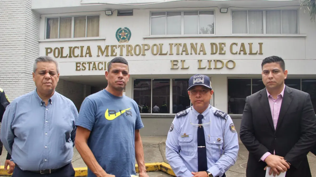 El hombre se disculpó con el agente de tránsito, a quien llegó a la cirugía

 – En la mira