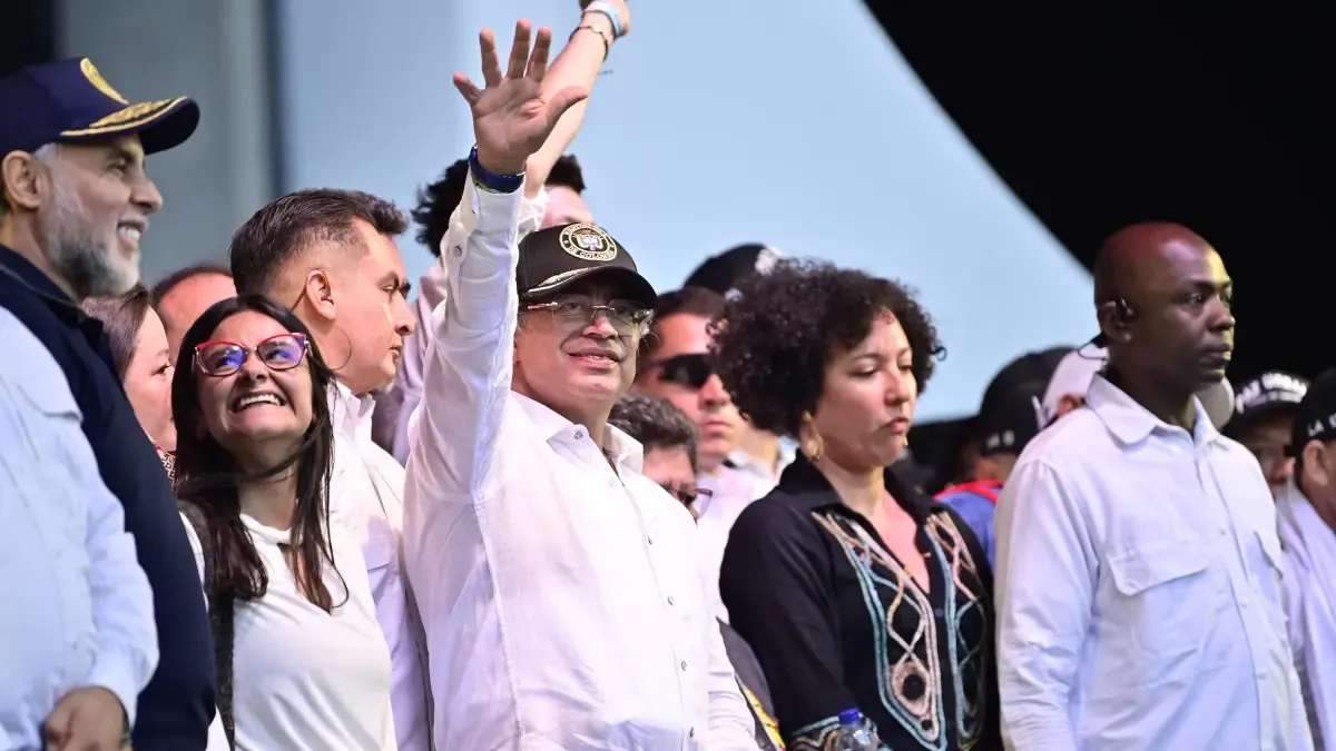 El presidente Gustavo Petro defiende su trabajo en su discurso de Medellin

 – En la mira