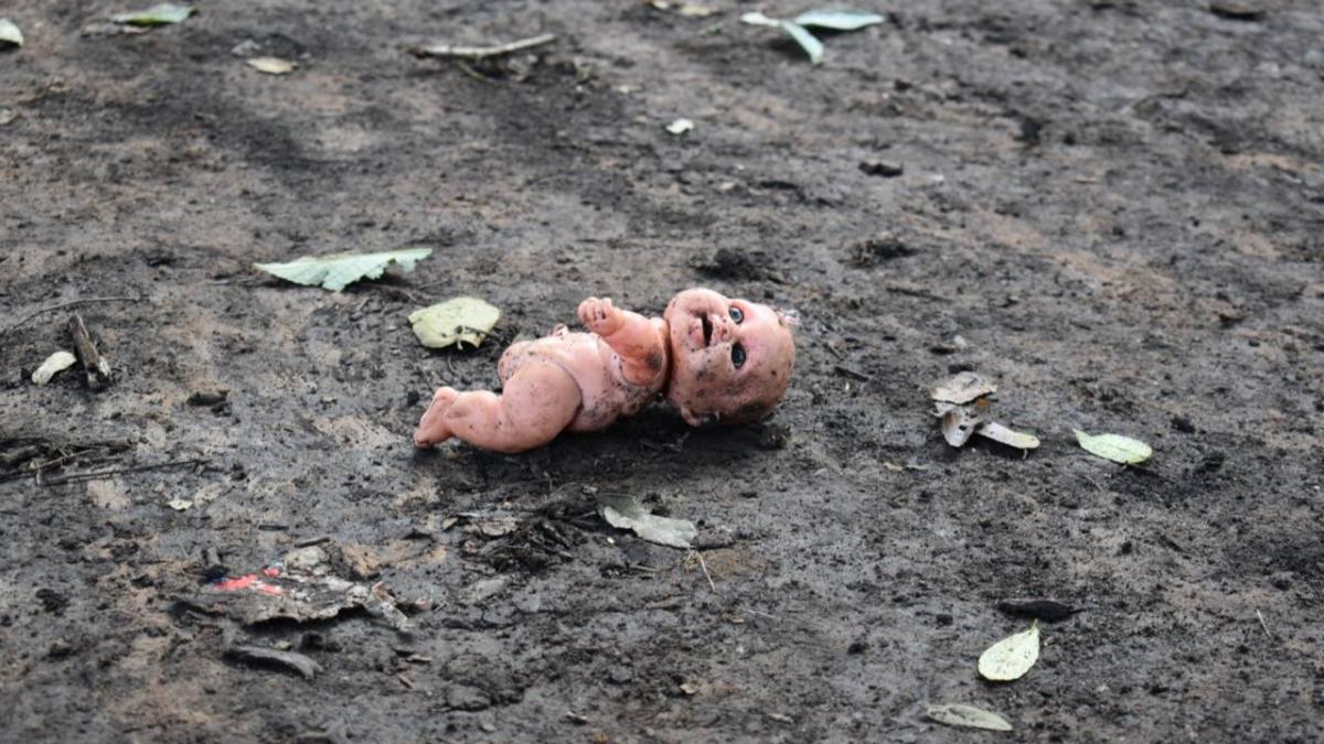 Fue un rescate conmovedor de un niño abandonado, sin comida, golpeado y encerrado en casa en absoluto

 – En la mira