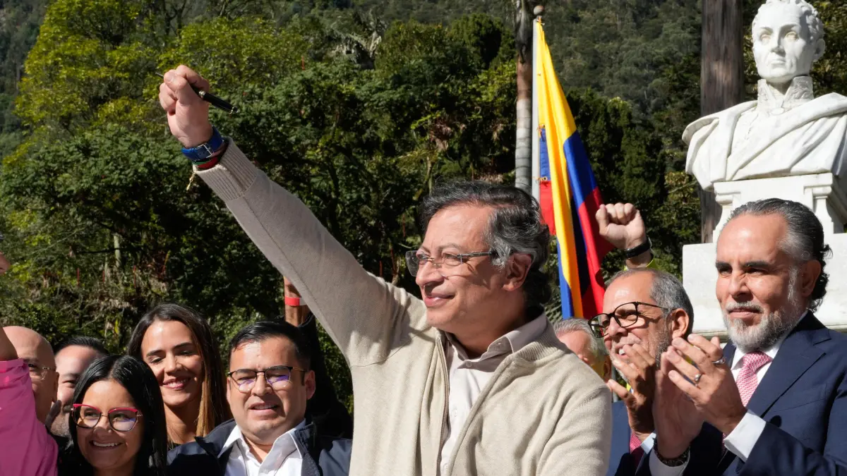 Gustavo Petro después del anuncio adicional

 – En la mira