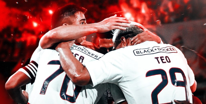 Los fanáticos junior pidieron la partida de tres jugadores

 – En la mira