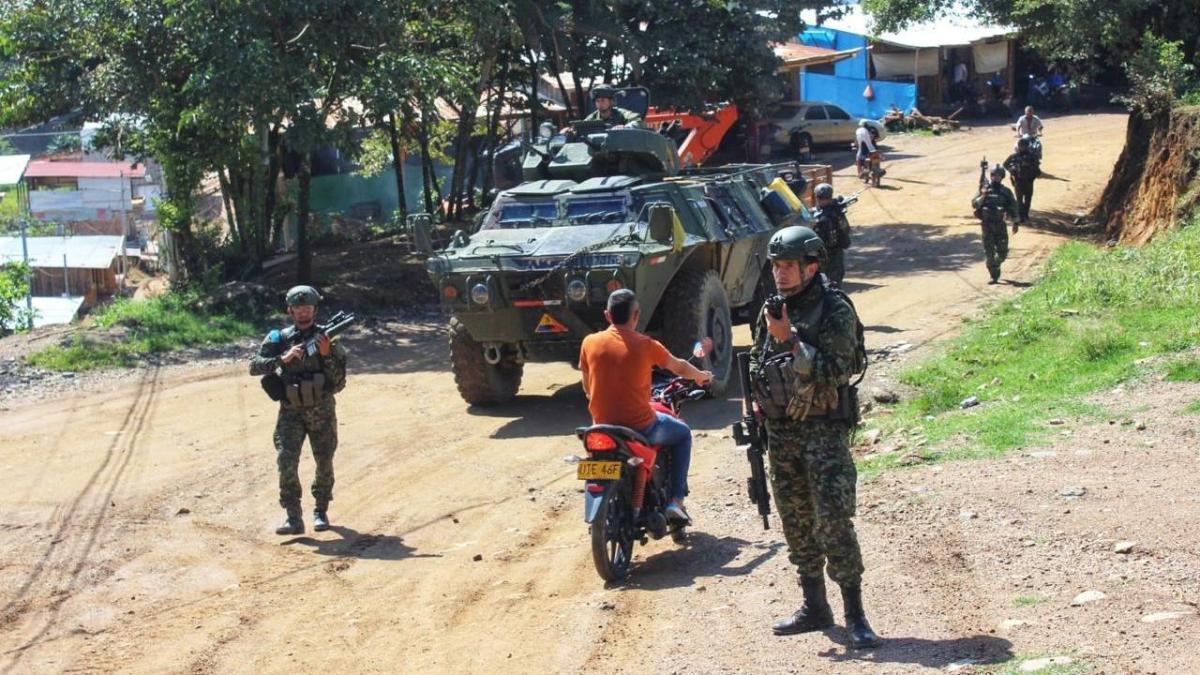 Más de 10,000 personas se limitan a la intimidación de grupos armados ilegales.

 – En la mira