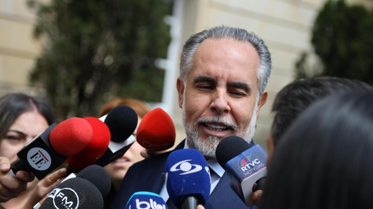 Ministro Armando Benedetti en una compañía gobernante que requeriría una consulta popular

 – En la mira