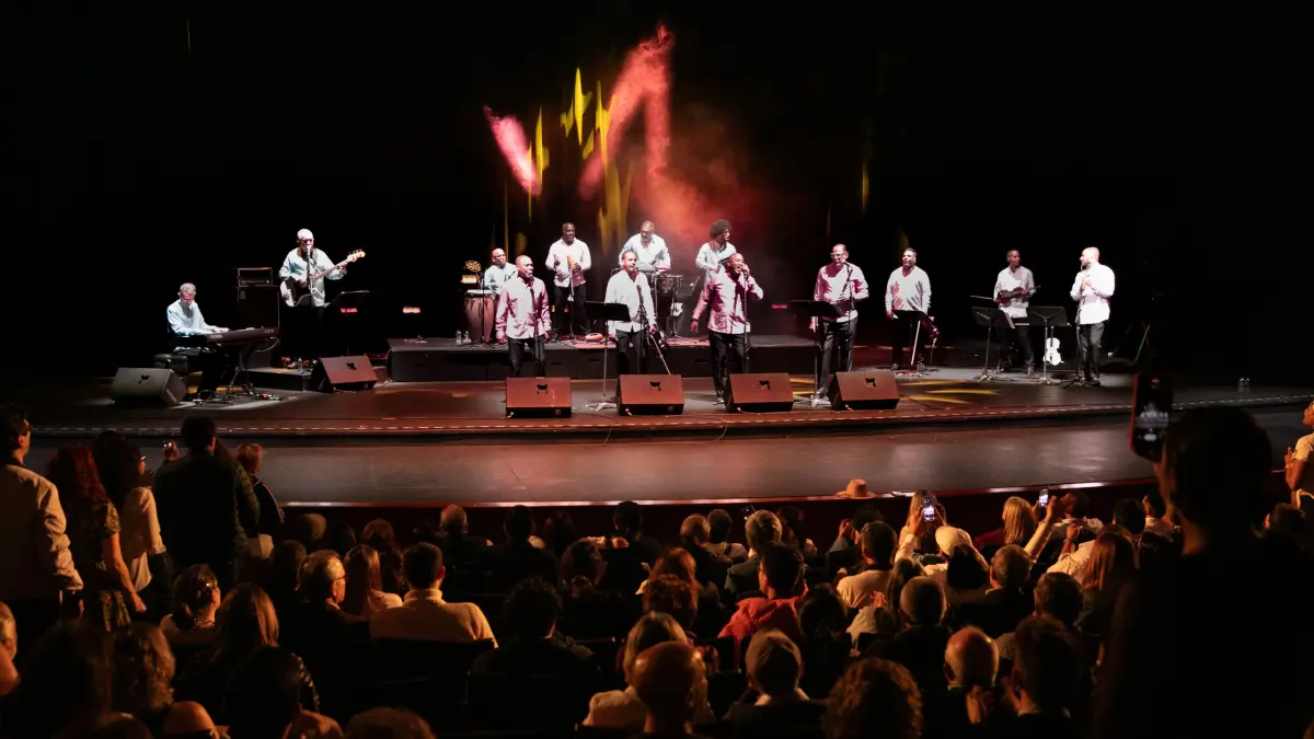 Ponte de pie con la música y el teatro

 – En la mira