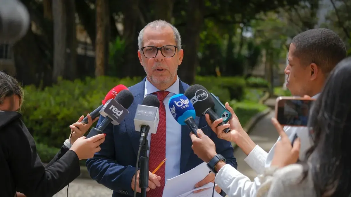 Colombia dice que Estados Unidos ha comenzado a atraer visas a los funcionarios que eran de M-19

 – En la mira