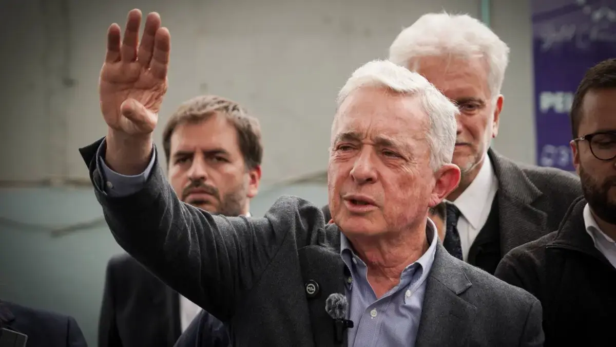 “Se reunió con Carlos Castraño para hablar mal contradictores a la misma izquierda”

 – En la mira