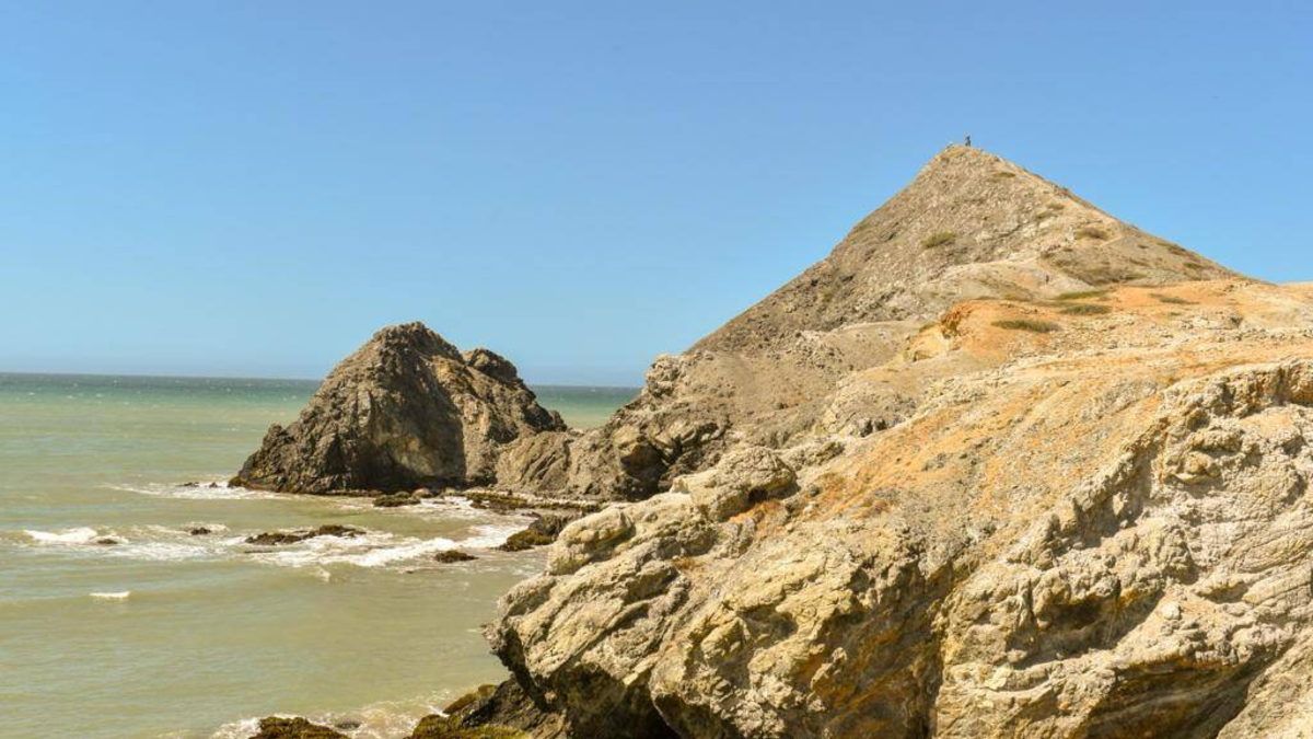 Encuentran dos cuerpos con signos de violencia en la playa.

 – En la mira
