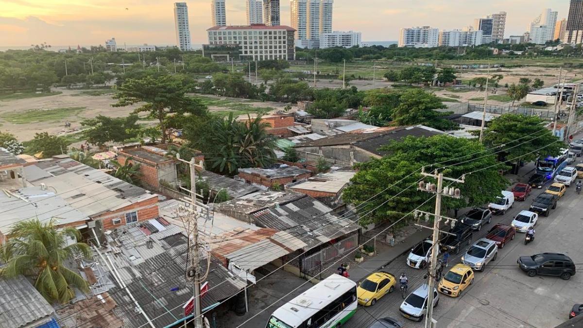 El Ayuntamiento de Cartagen comienza el desalojo de la invasión de talleres en Chambacú y recupera los bienes raíces en los que operará el complejo deportivo y cultural.

 – En la mira
