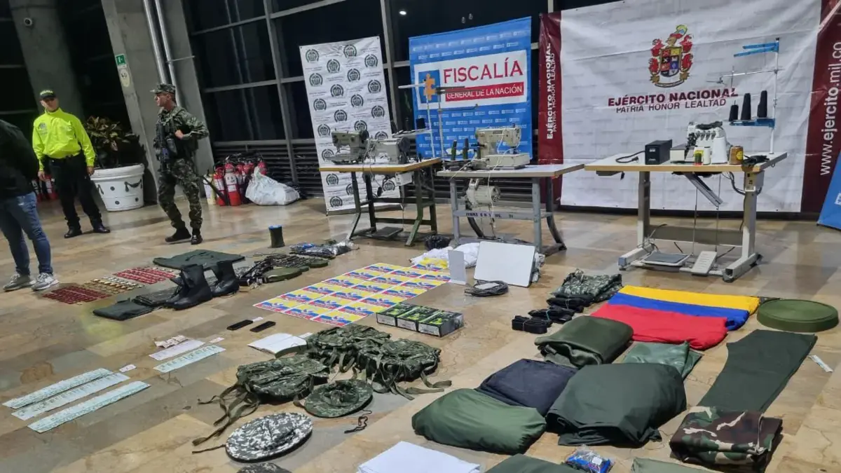 Después de los ataques en Medellín, las autoridades confirman el descubrimiento uniforme de la fábrica para los disidentes de FARC y capturando el apodo “tío” en acción

 – En la mira