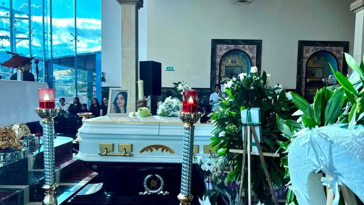 Su perro Benji está acompañado por un ataúd

 – En la mira